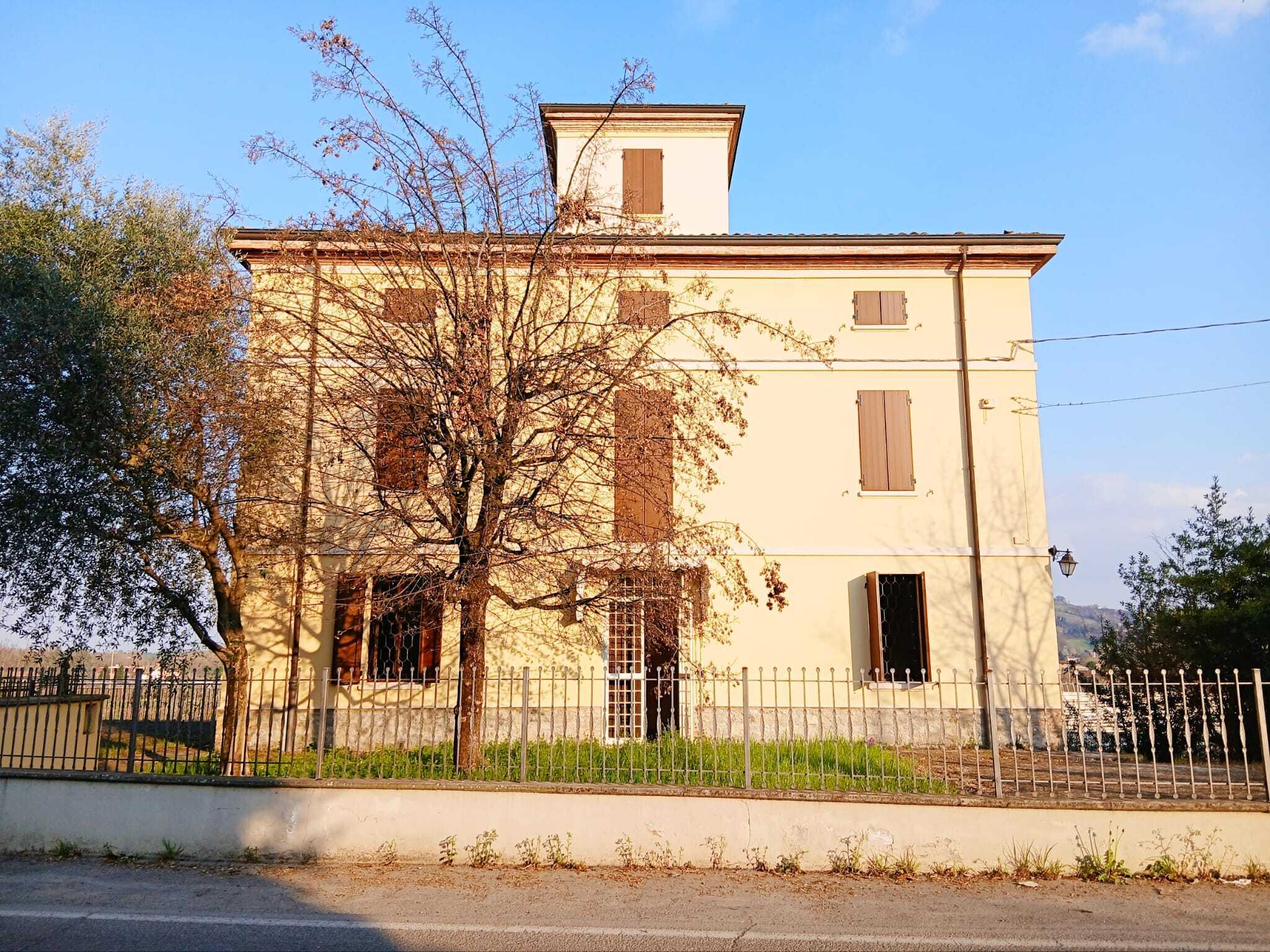 Villa con giardino in via modenese 1205, Vignola