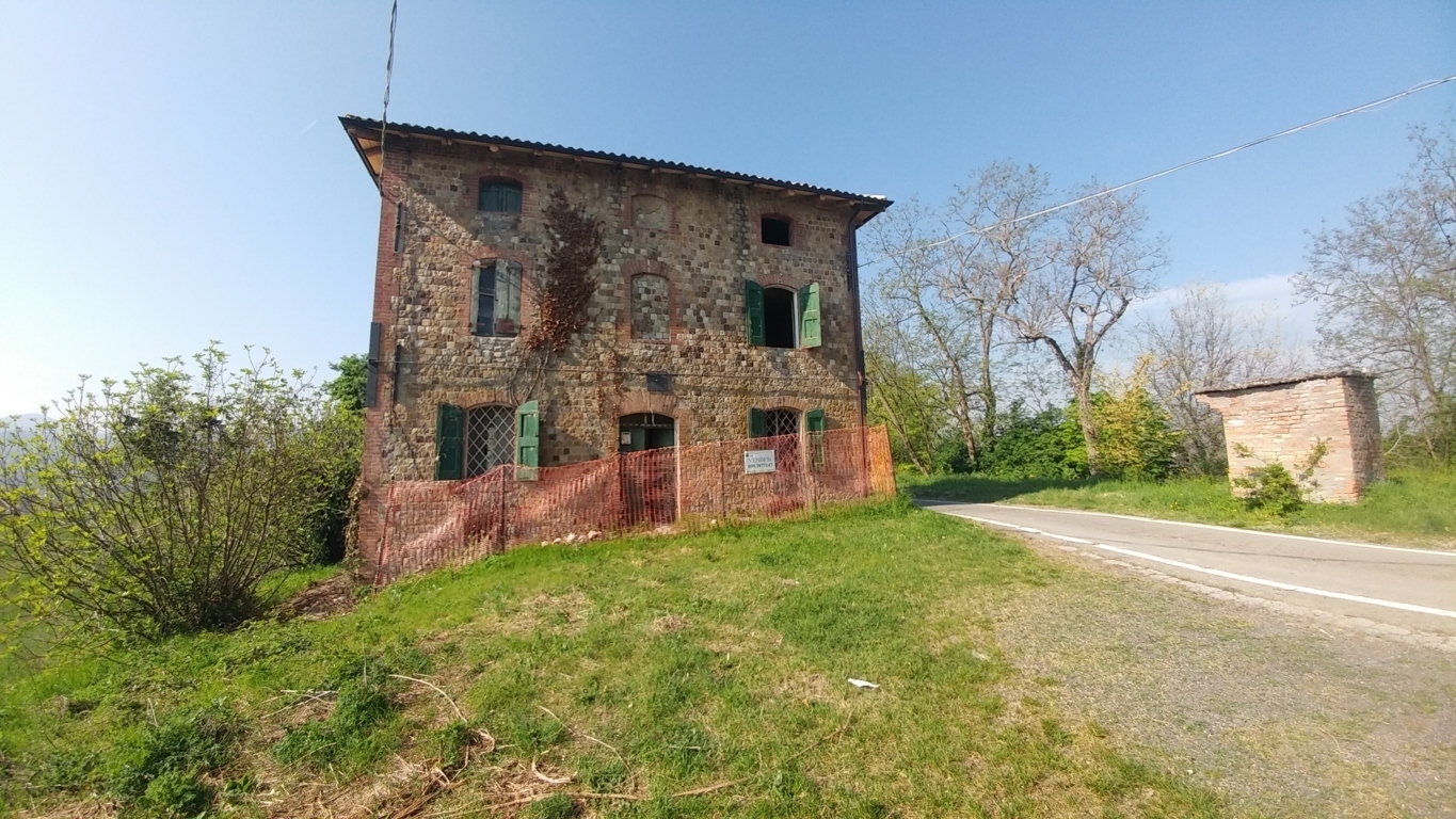 Rustico in vendita in via castello 45, Monte San Pietro