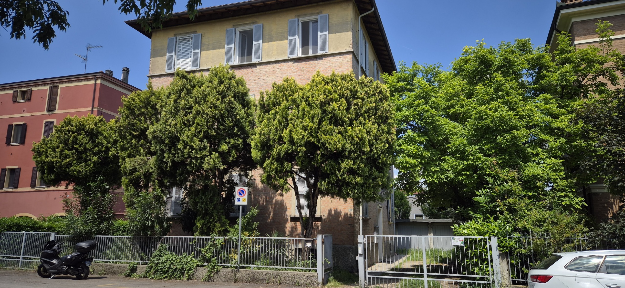 Trilocale con box in via cesare costa 258, Modena