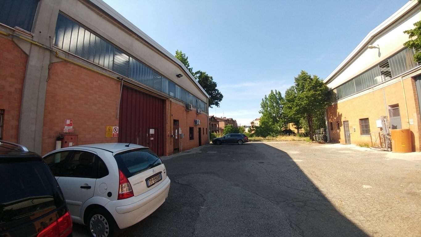 Capannone da ristrutturare in via ghigo zanfrognini 19, Modena