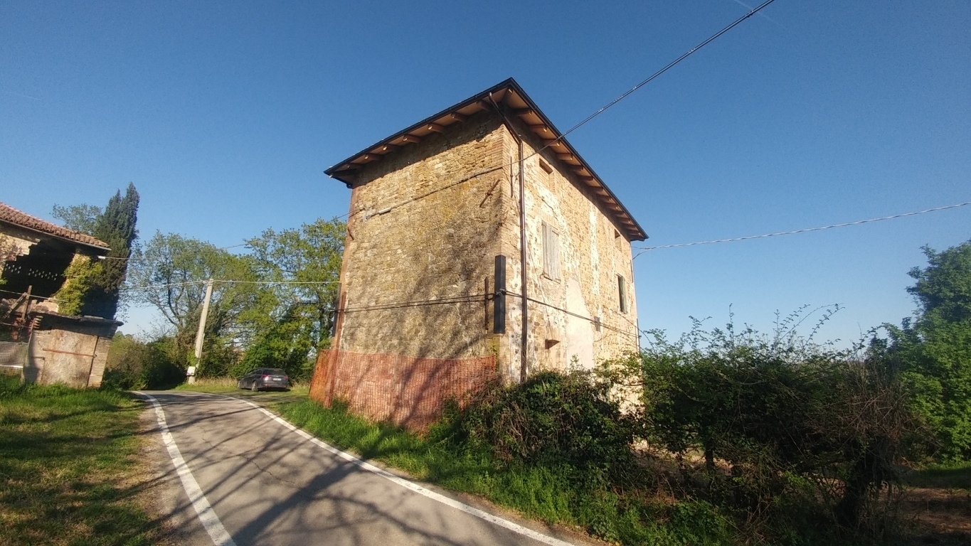Rustico in vendita in via castello 45, Monte San Pietro