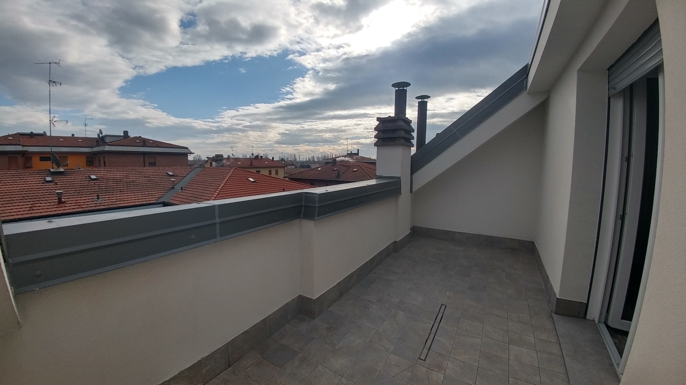 Attico con box in via frosinone 9, Modena