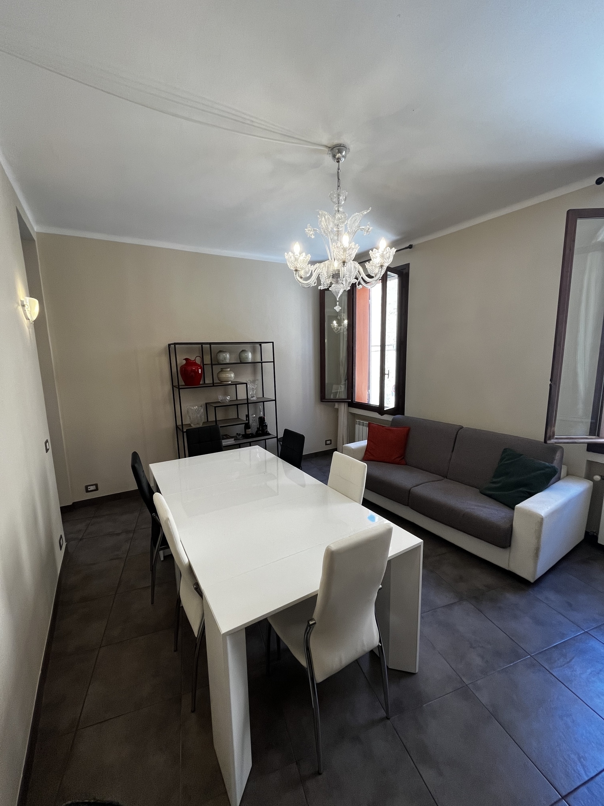 Trilocale ristrutturato in sant'agostino, Modena
