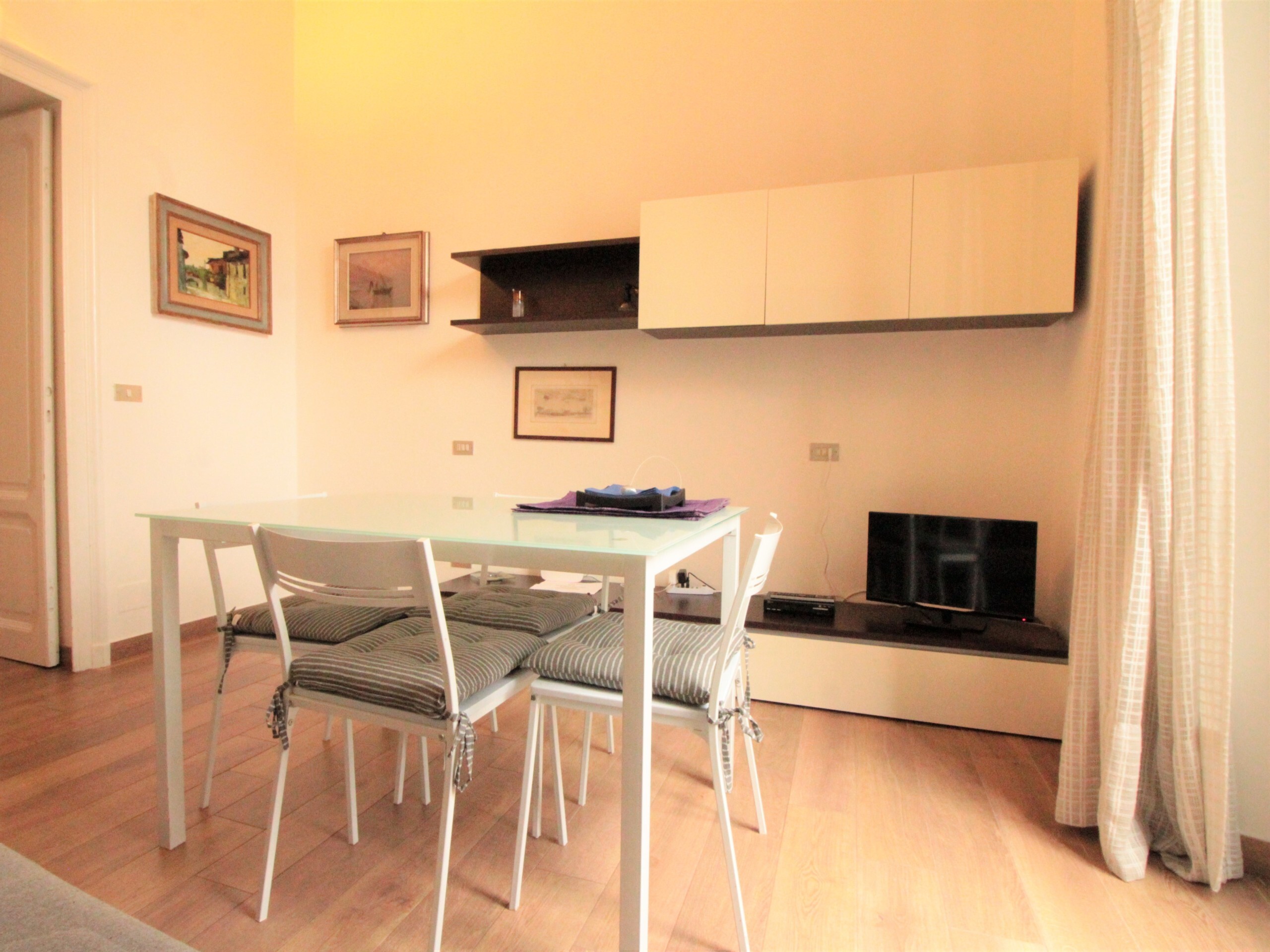 Trilocale vista lago in piazza del popolo 1, Arona