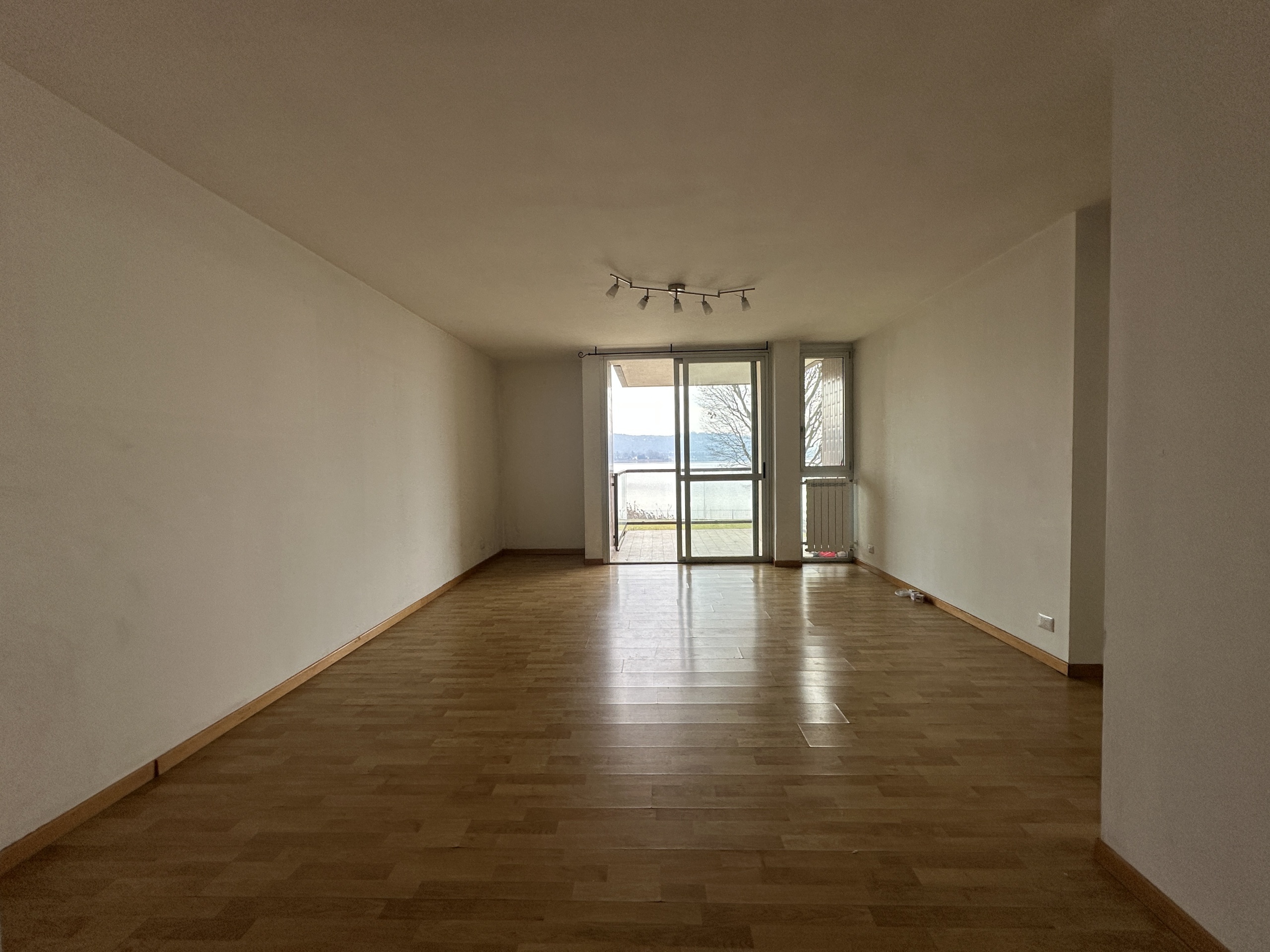 Trilocale con giardino in via cristoforo colombo 1, Dormelletto