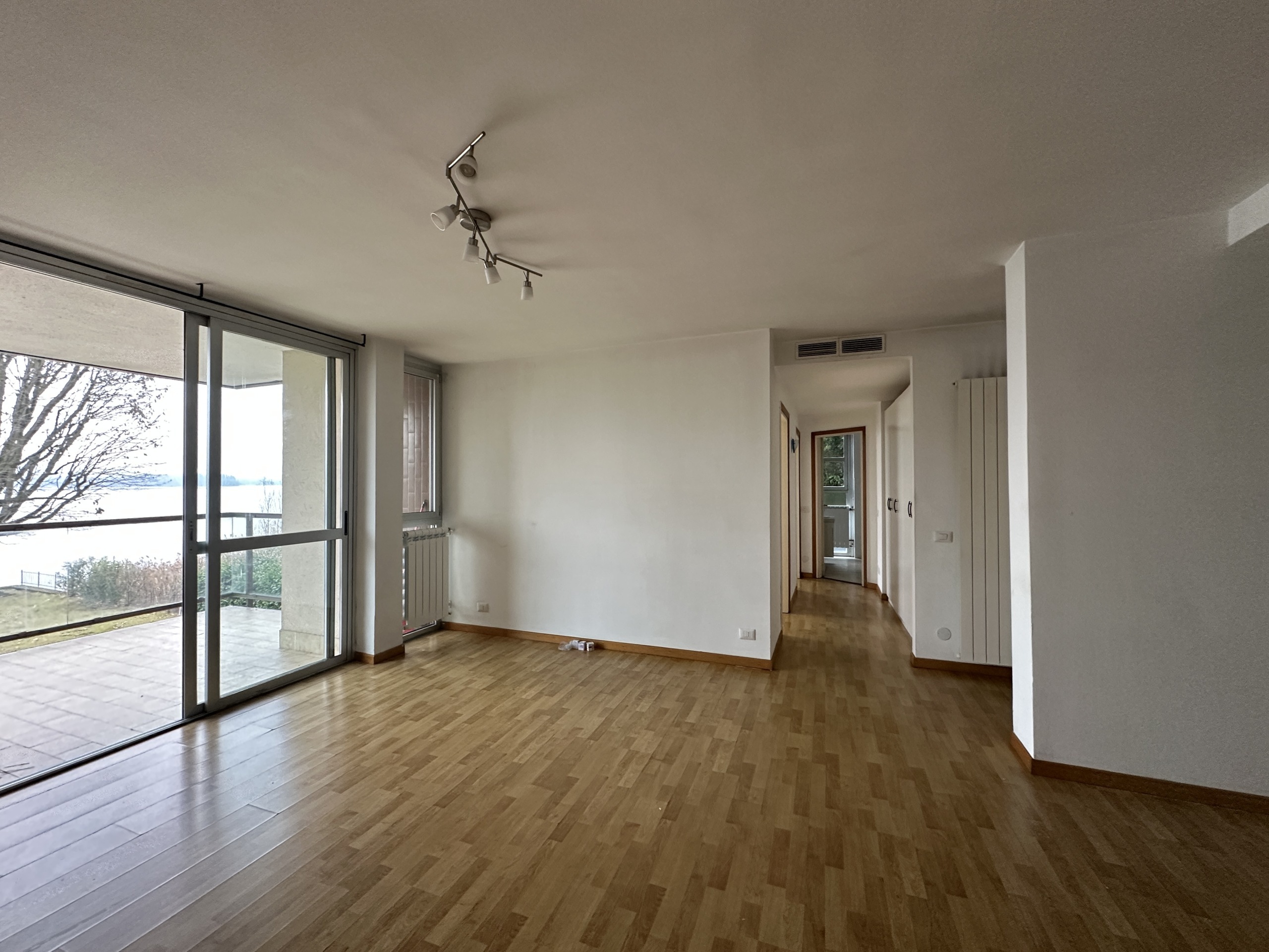 Trilocale con giardino in via cristoforo colombo 1, Dormelletto