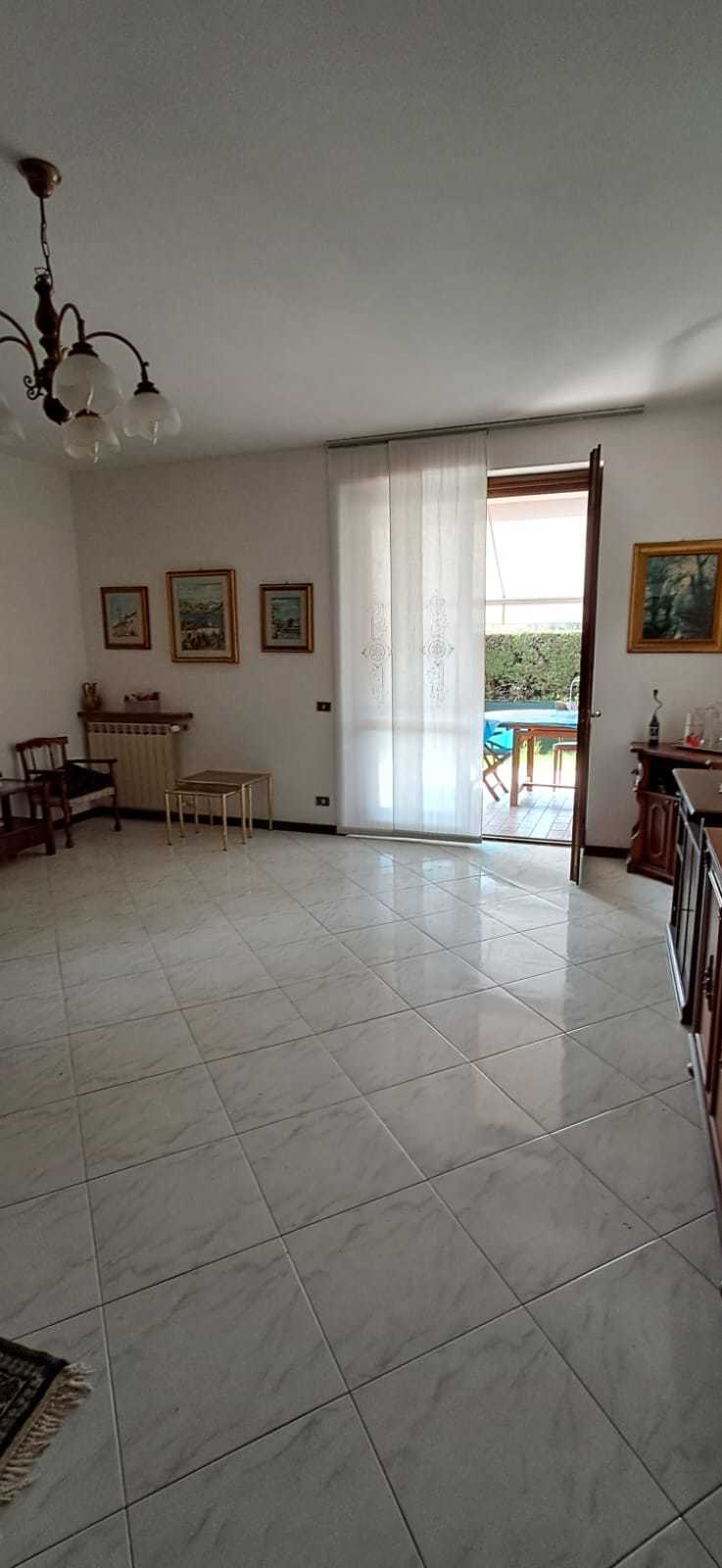 Villetta a schiera con giardino in via como 1, Pombia