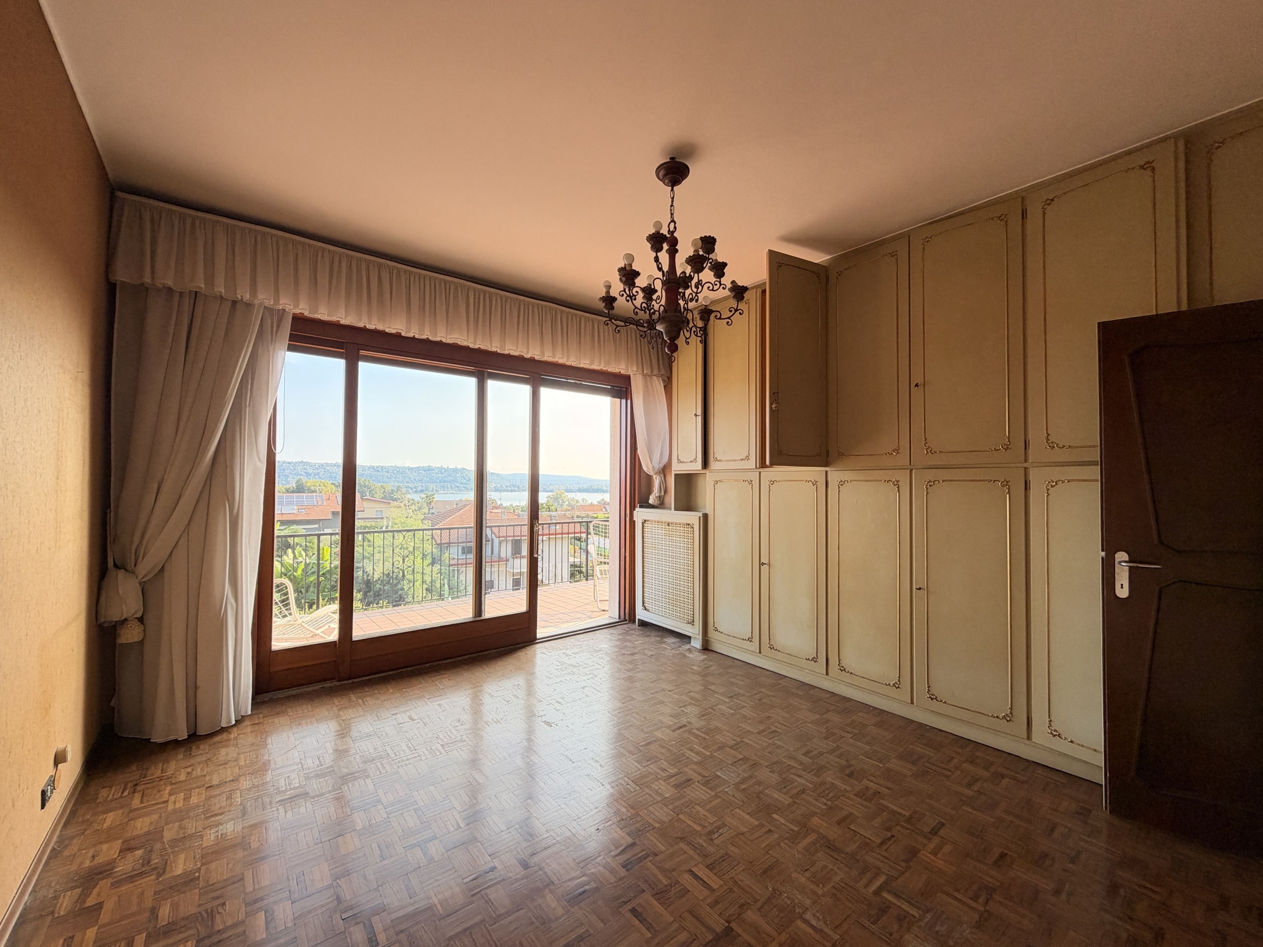Villa con giardino in via san rocco 1, Dormelletto