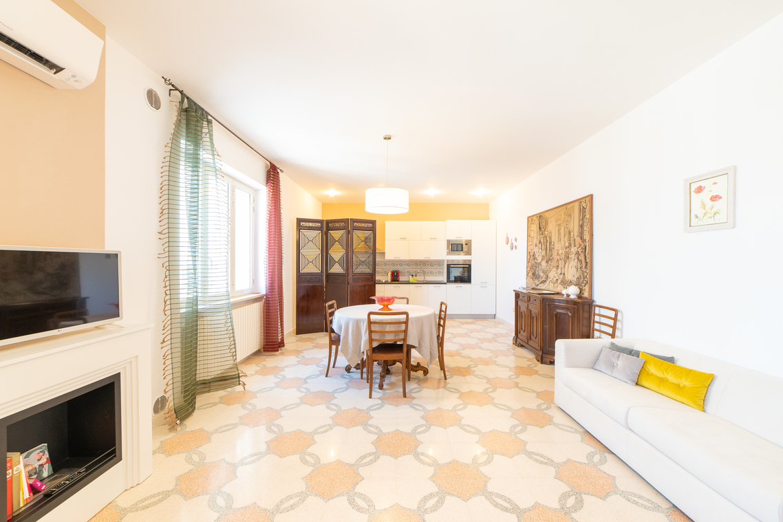 Trilocale ristrutturato in vico storella, Lecce