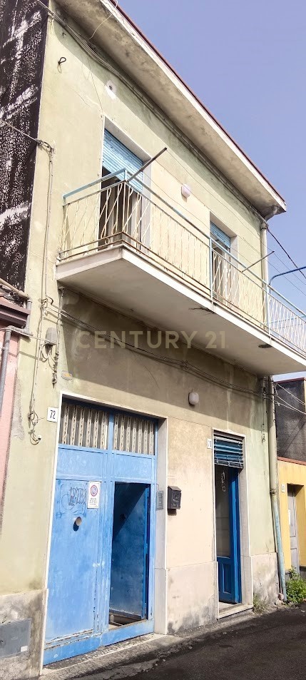Rustico con terrazzo in via la rosa 72, Pedara