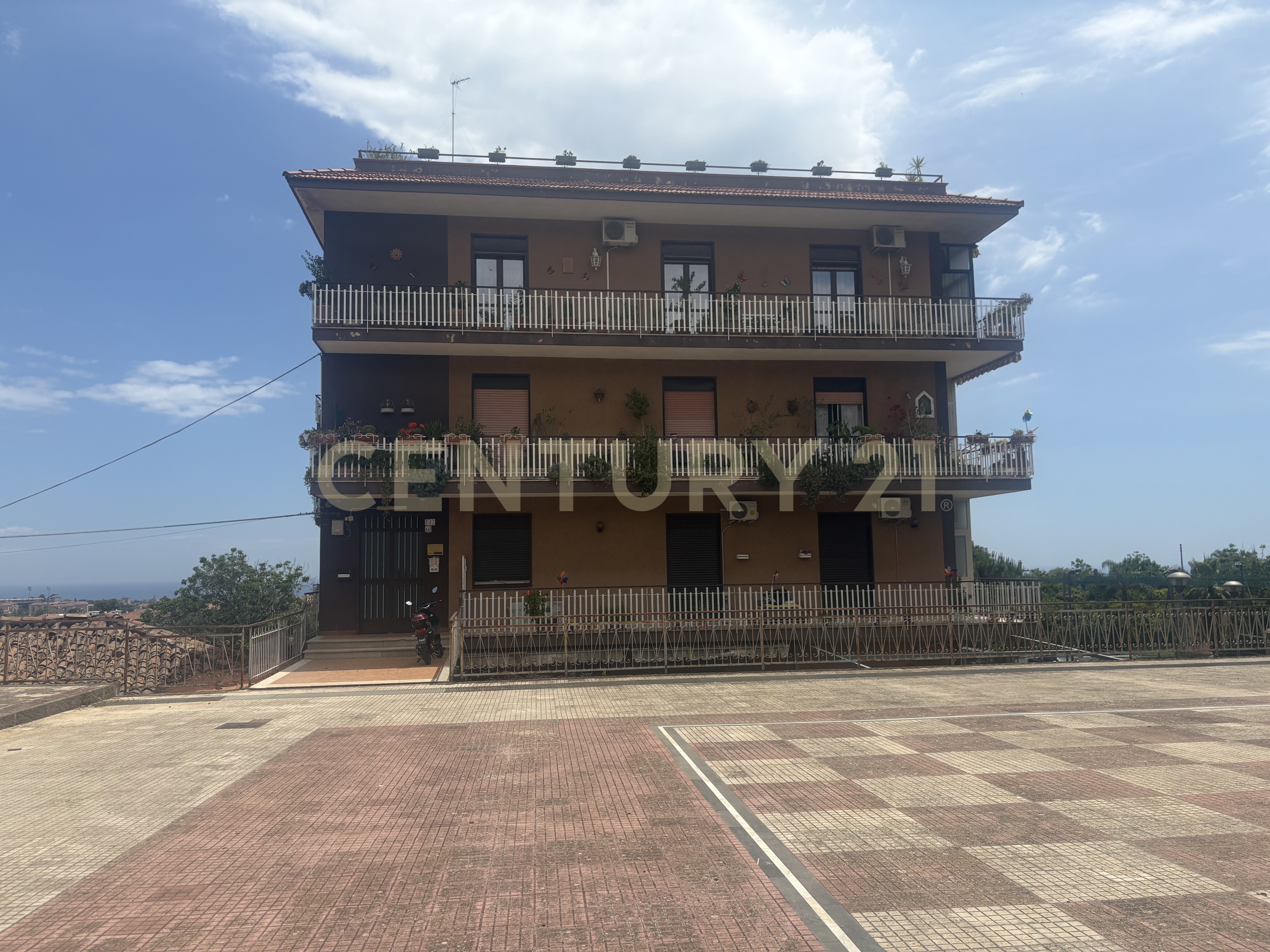 Quadrilocale con terrazzo in via finocchiari 143, Aci Catena