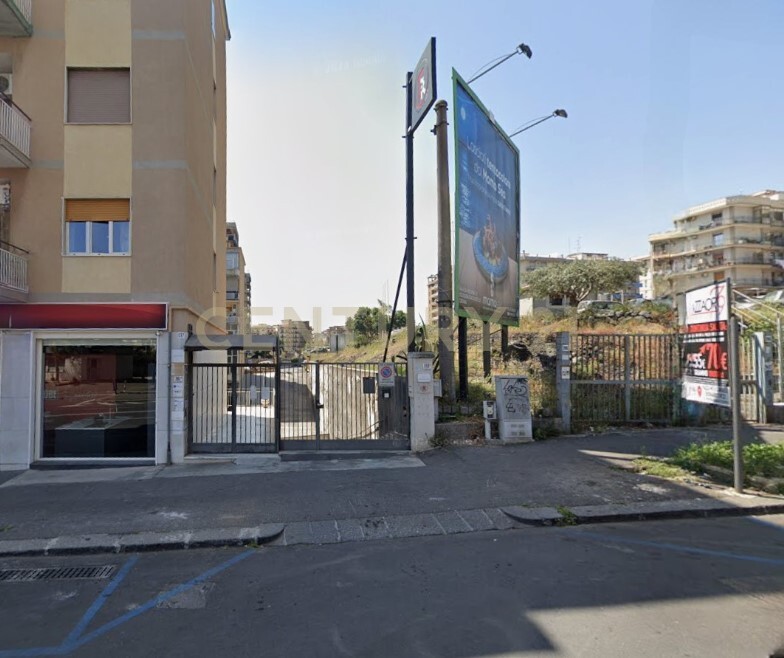 Box/Garage 65mq con box doppio in viale vittorio veneto 267, Catania