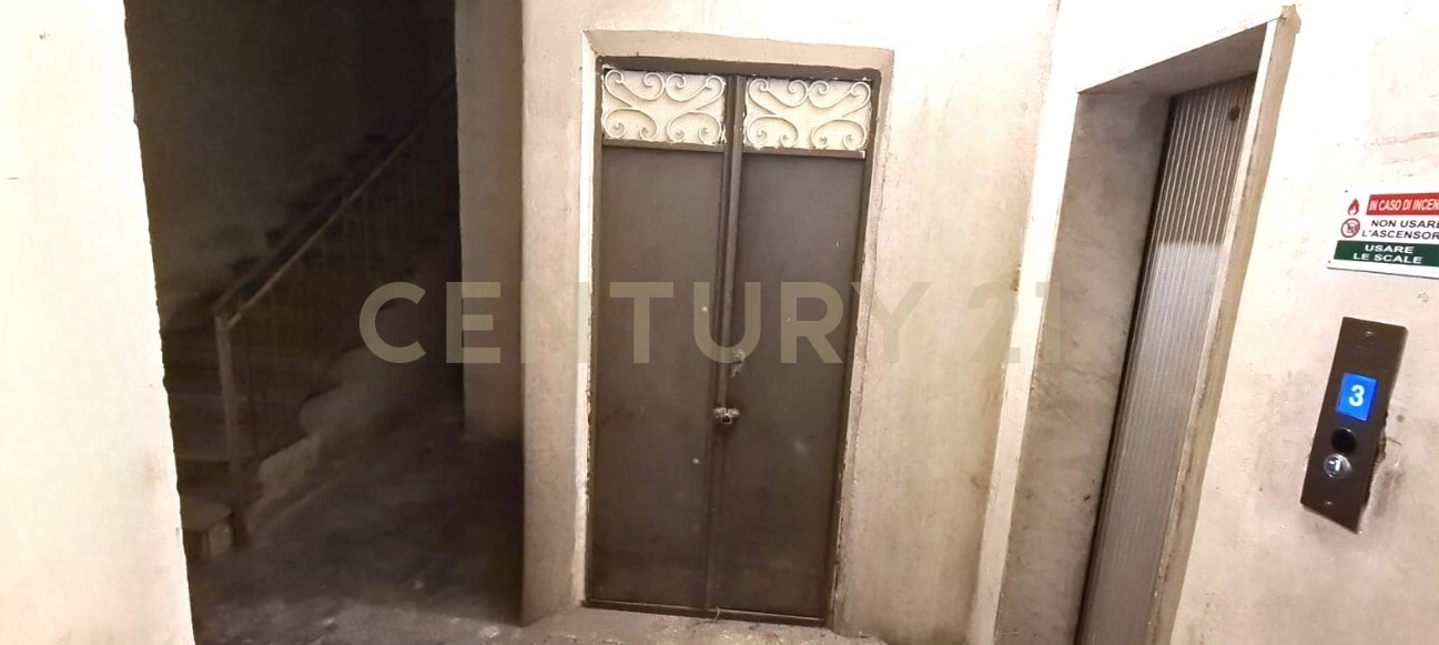 Box/Garage 65mq con box doppio in viale vittorio veneto 267, Catania