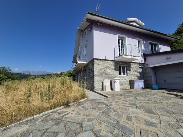 Villa con giardino a Reano