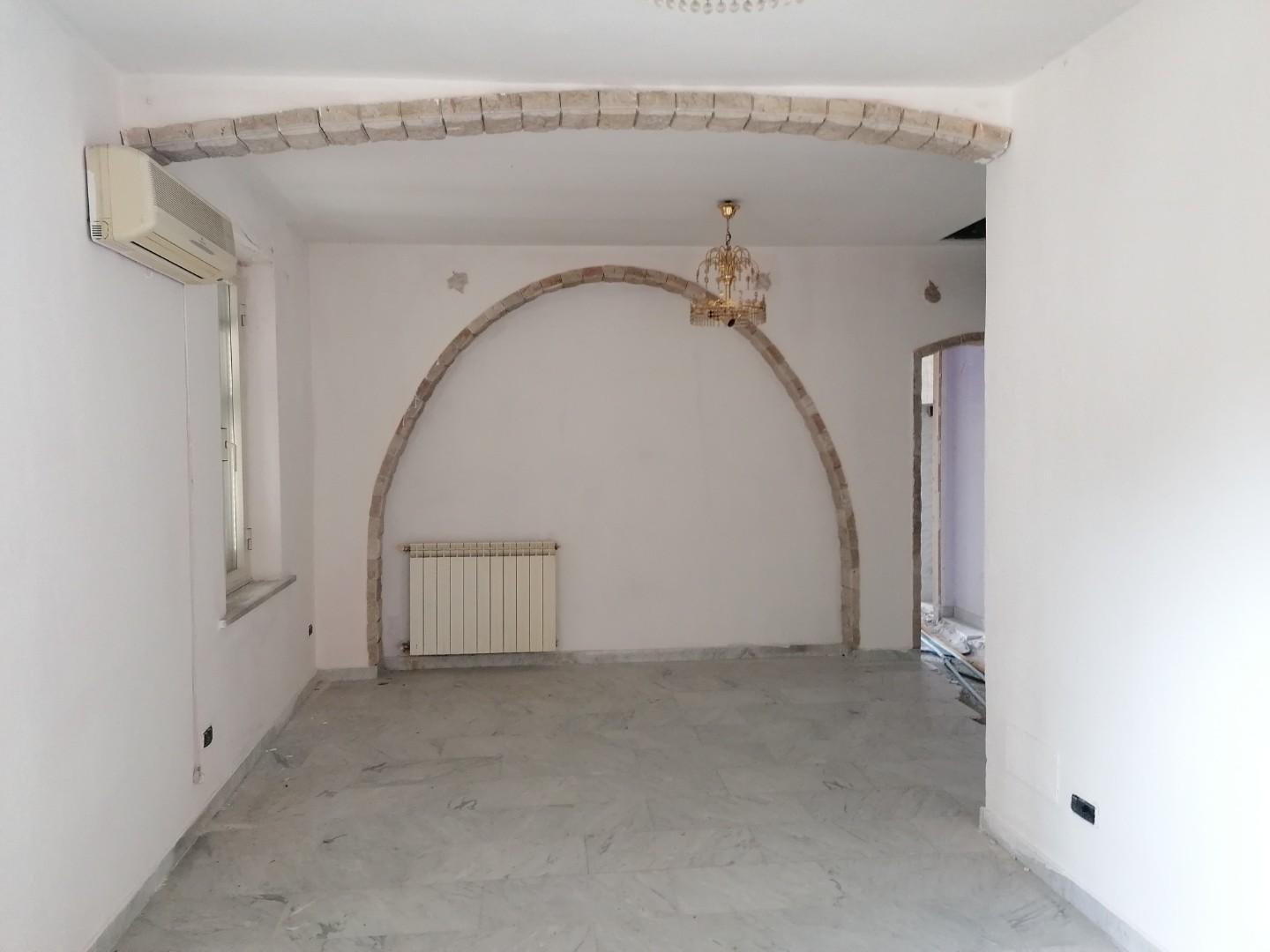 Trilocale da ristrutturare, Carrara avenza