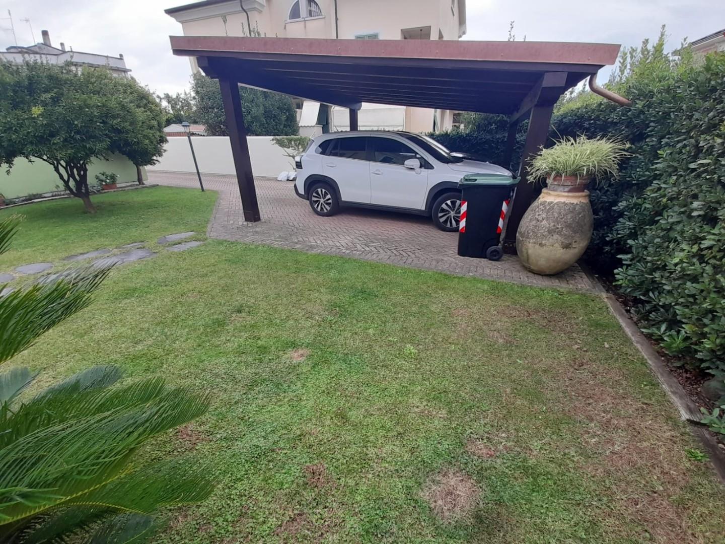 Villa Bifamiliare con giardino, Carrara marina di