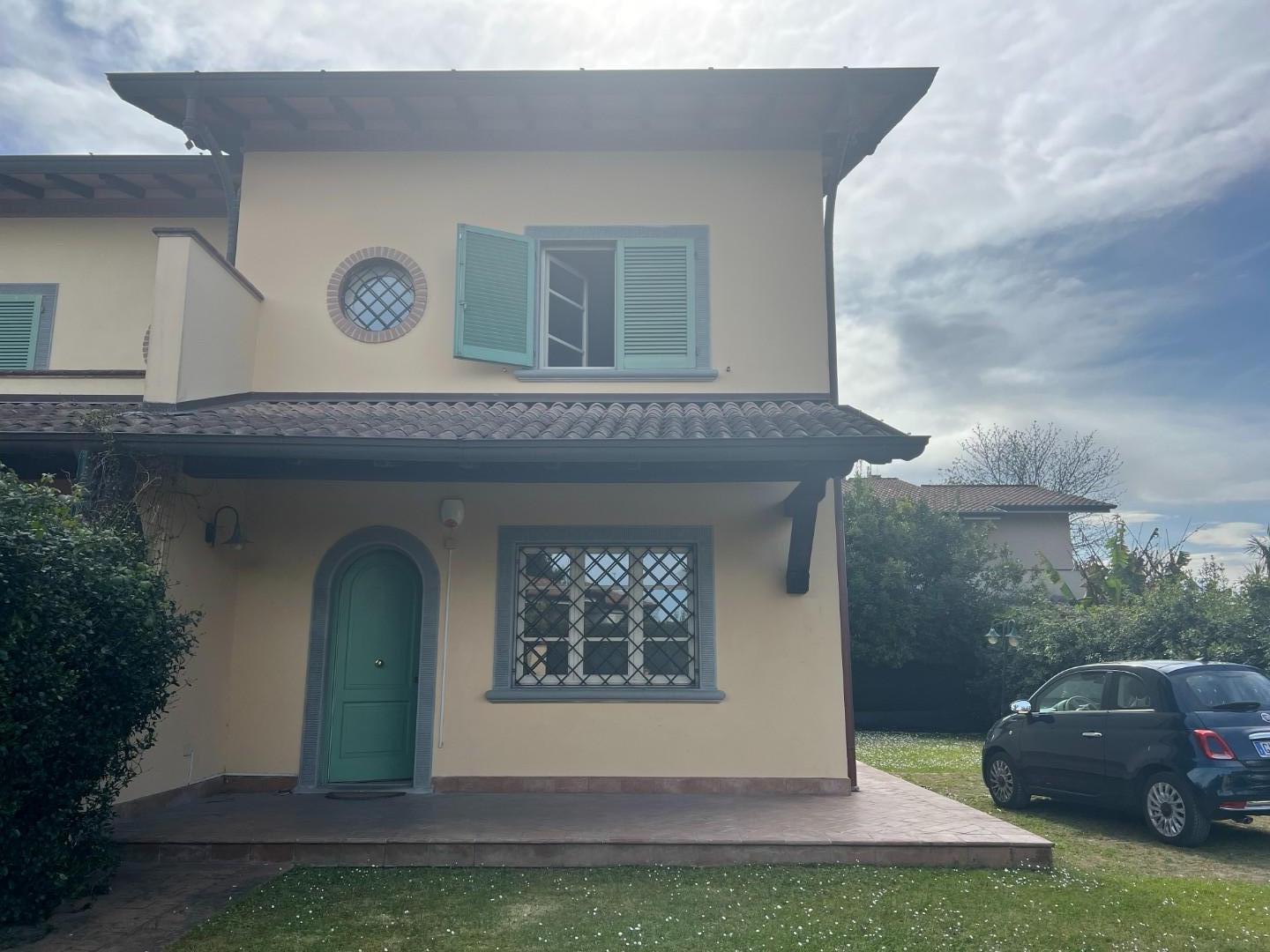 Villa con giardino, Forte dei Marmi via emilia