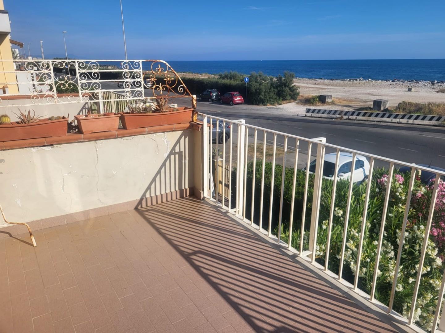 Bilocale con terrazzo, Carrara marina di
