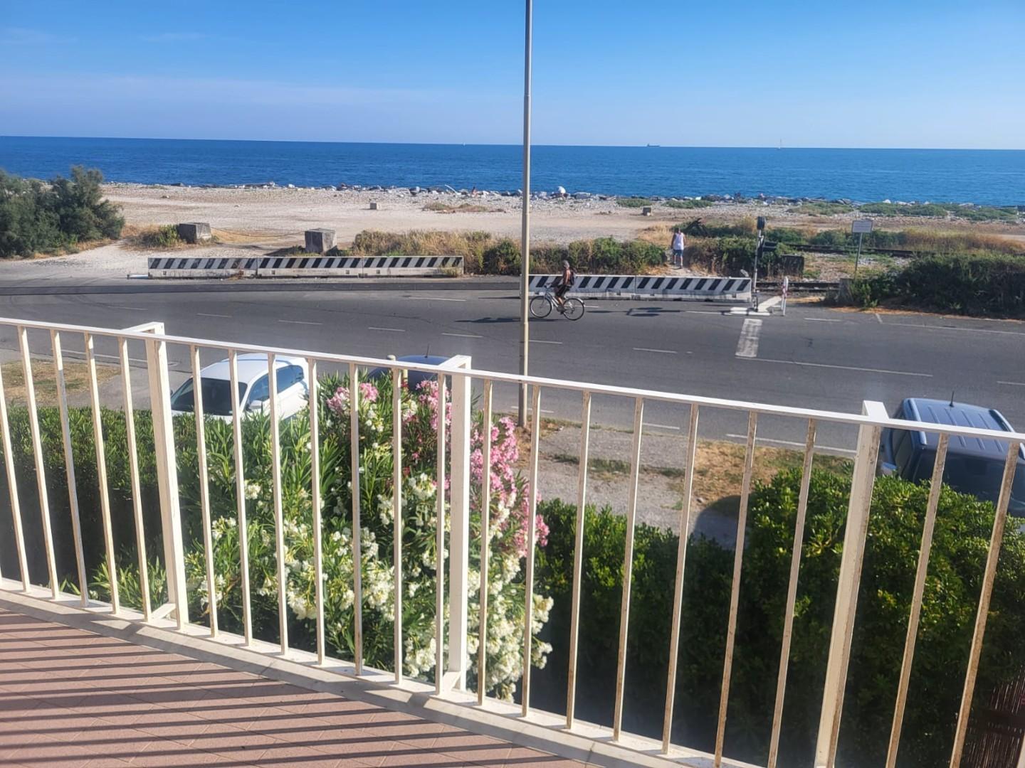 Bilocale con terrazzo, Carrara marina di