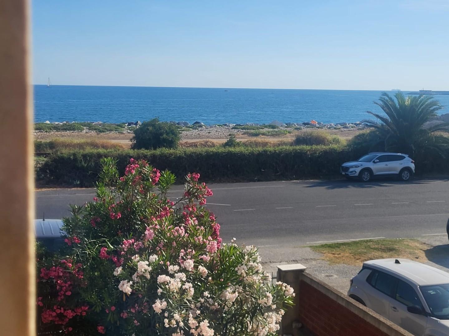 Bilocale con terrazzo, Carrara marina di