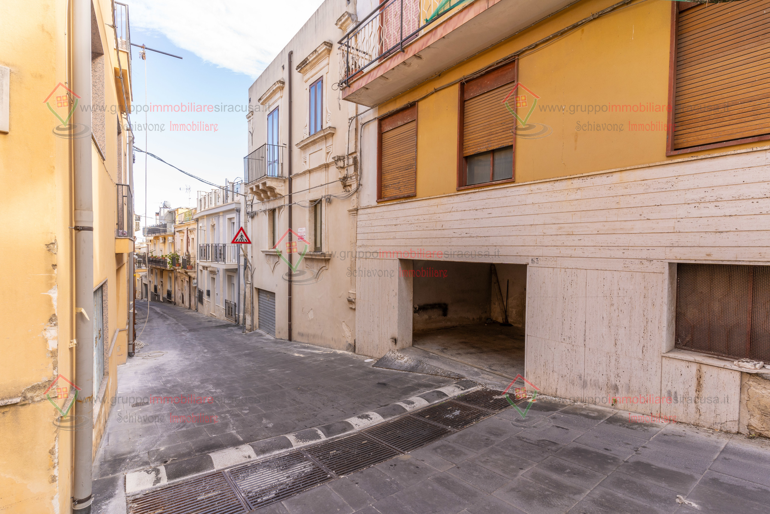 Posto auto coperto da ristrutturare a Melilli