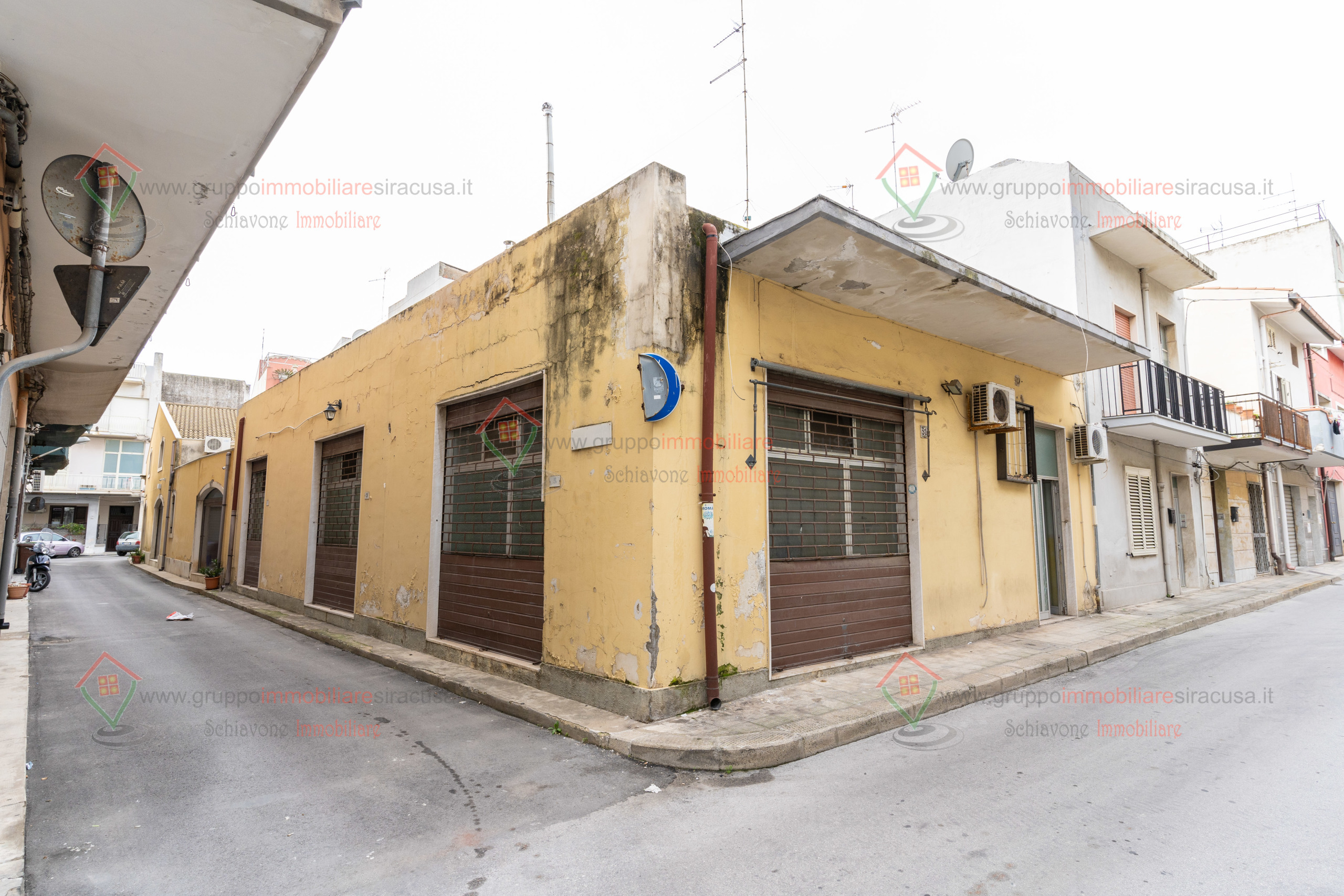 Locale commerciale con terrazzo a Priolo Gargallo