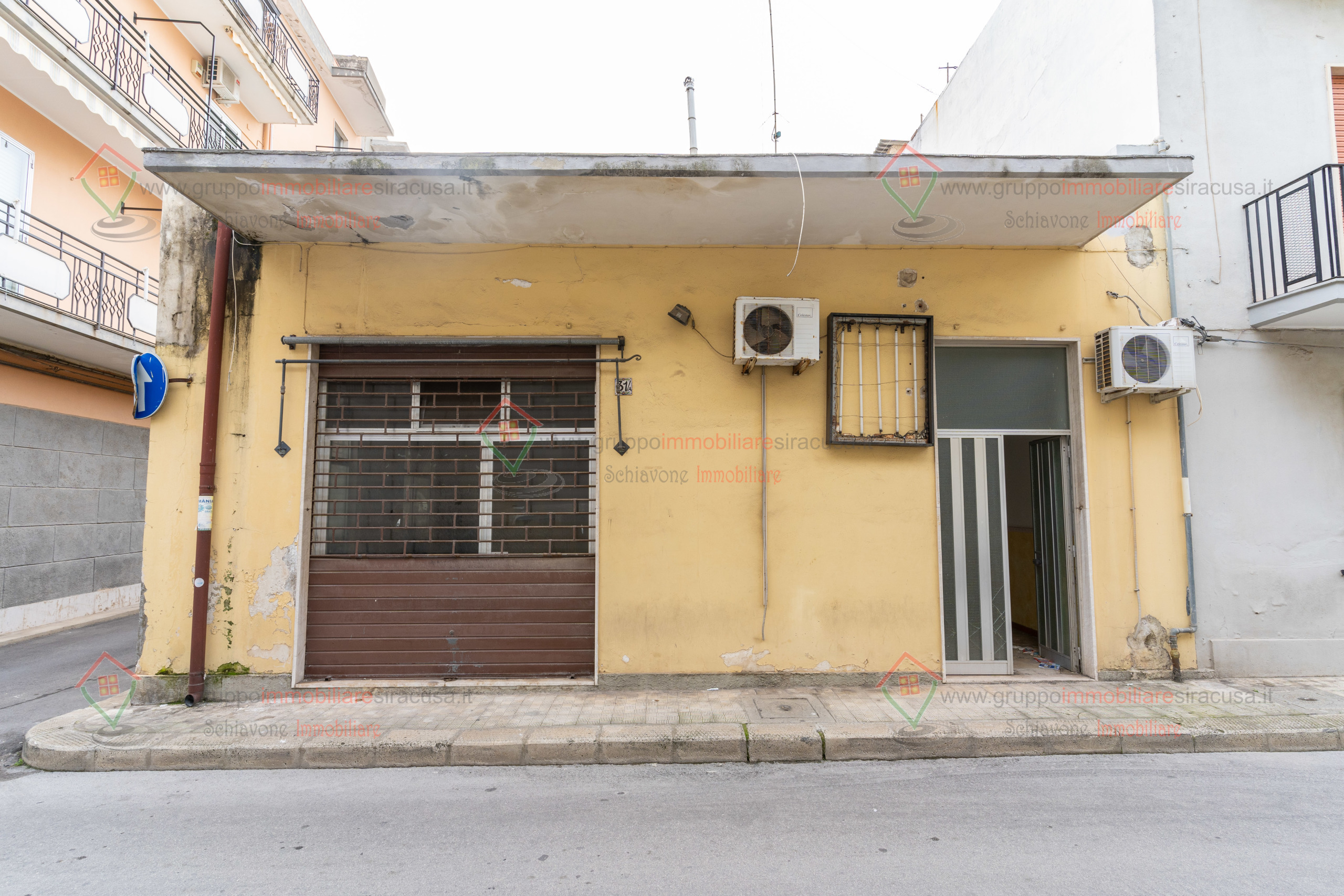 Locale commerciale con terrazzo a Priolo Gargallo