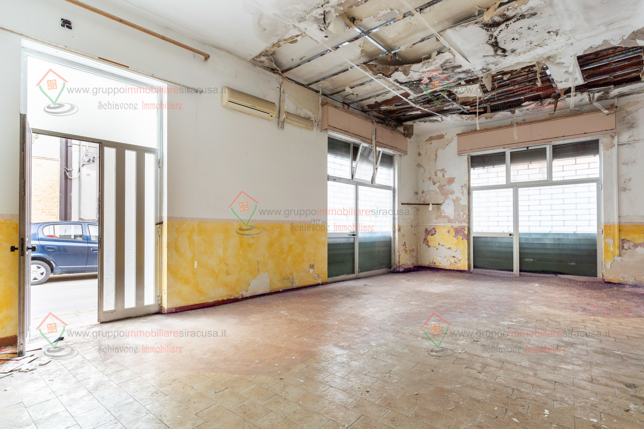 Locale commerciale con terrazzo a Priolo Gargallo