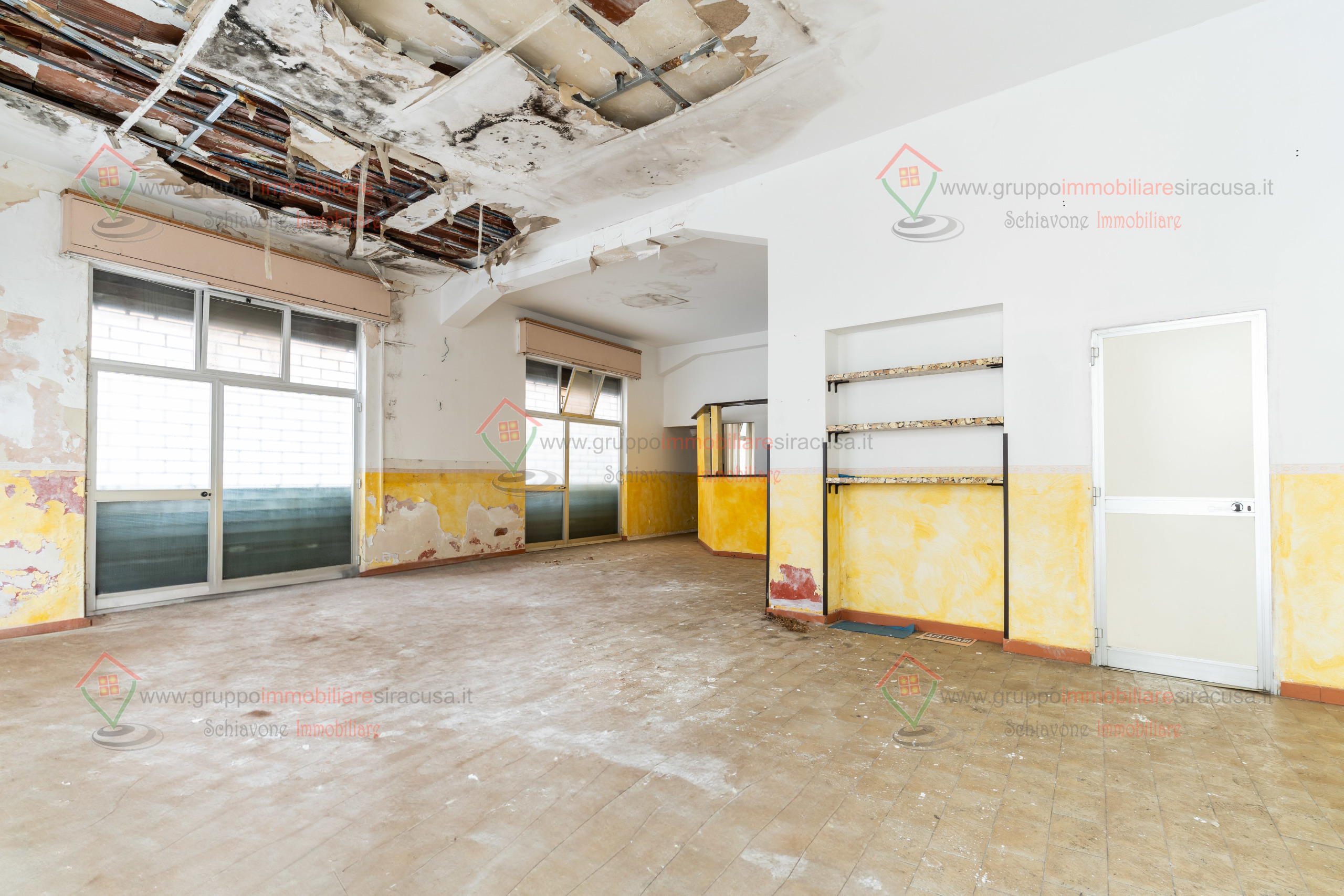 Locale commerciale con terrazzo a Priolo Gargallo