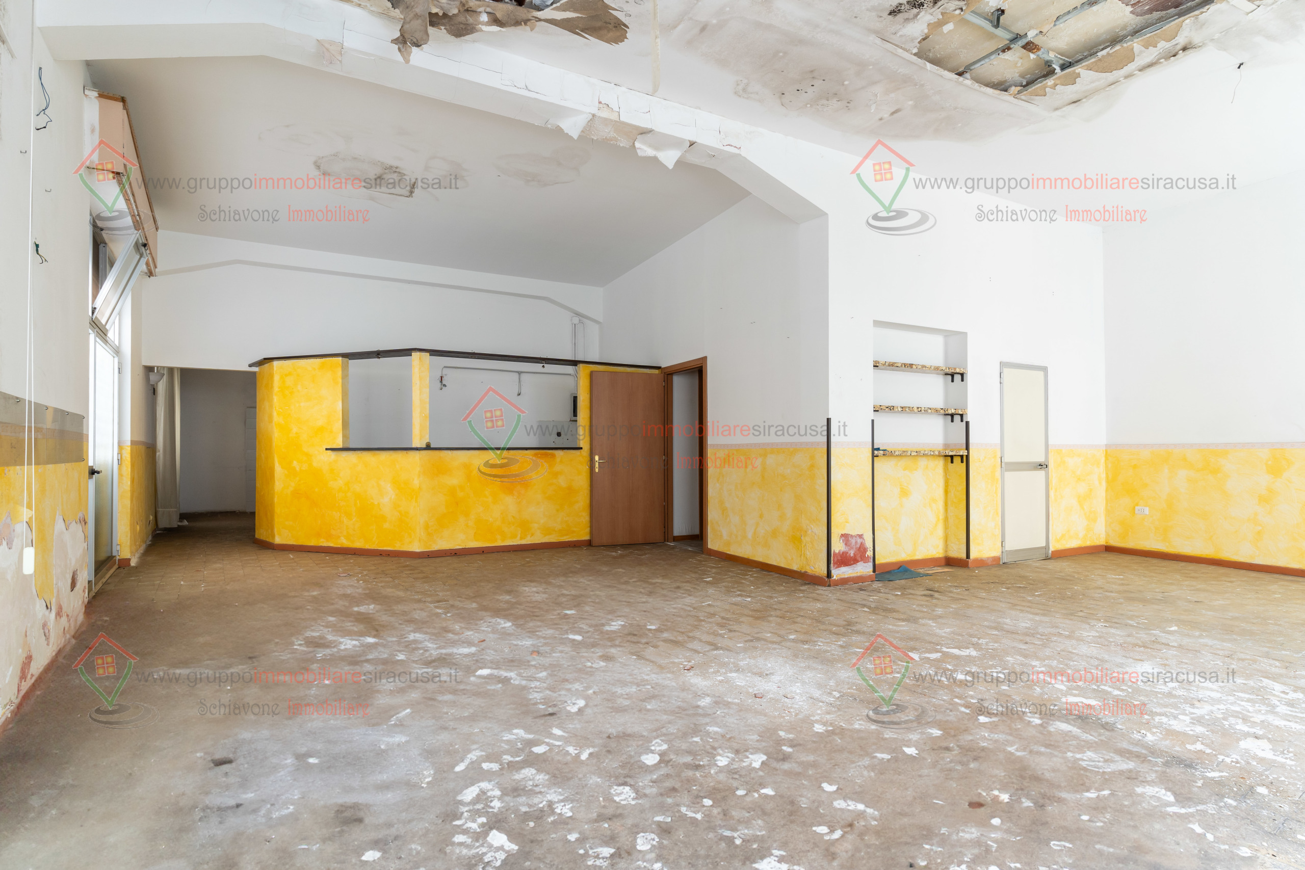 Locale commerciale con terrazzo a Priolo Gargallo