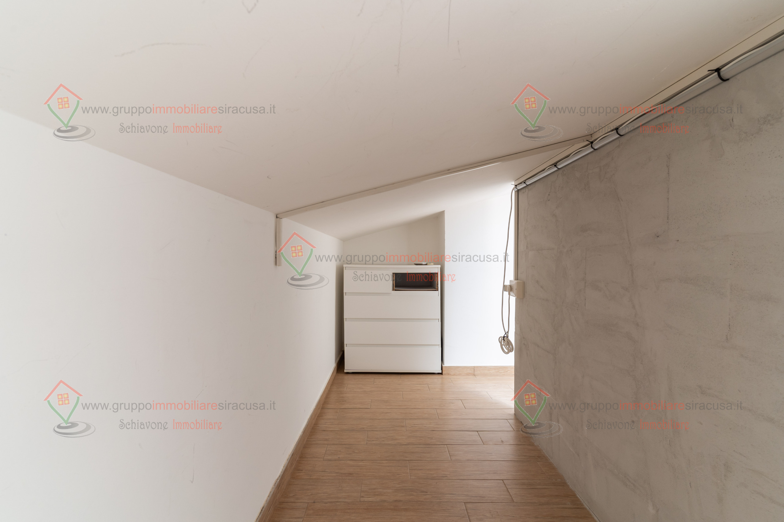 Mansarda con terrazzo, Siracusa pizzuta scala greca