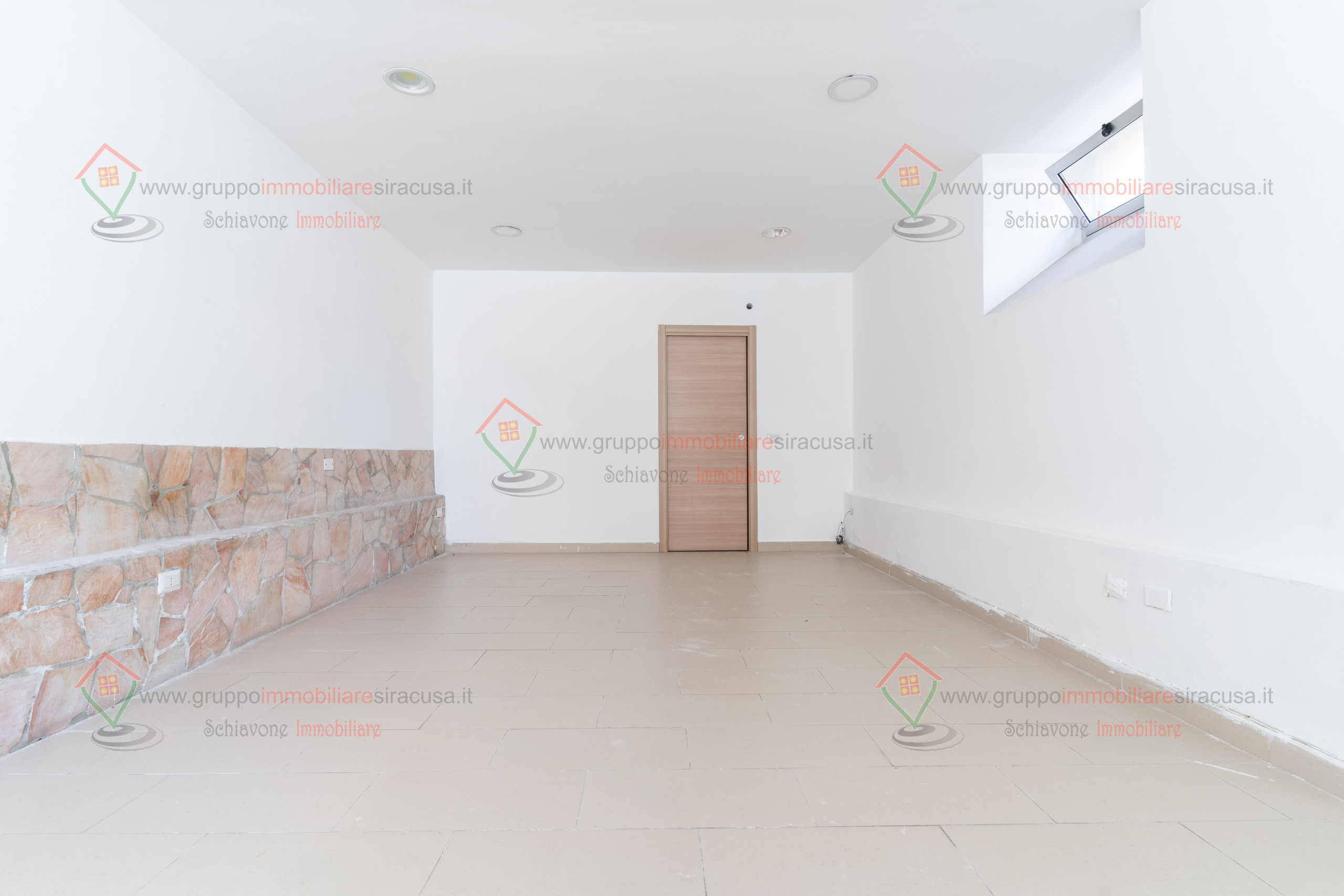 Locale commerciale ristrutturata, Siracusa adda gelone timoleonte