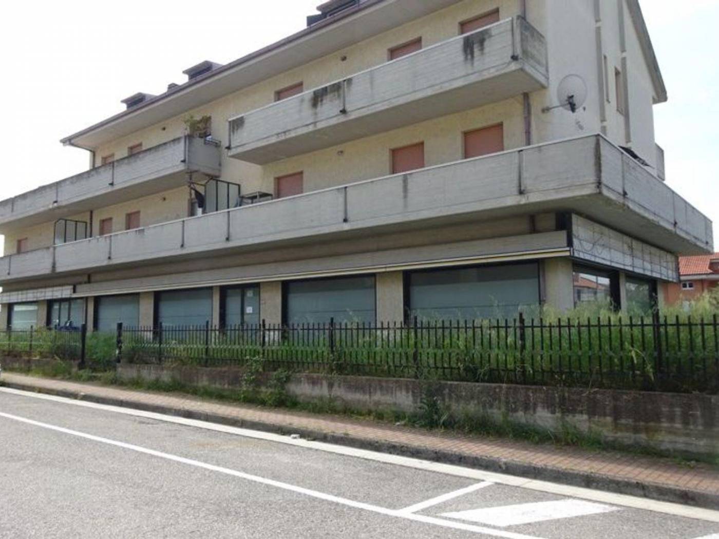 Locale commerciale da ristrutturare a Colli del Tronto