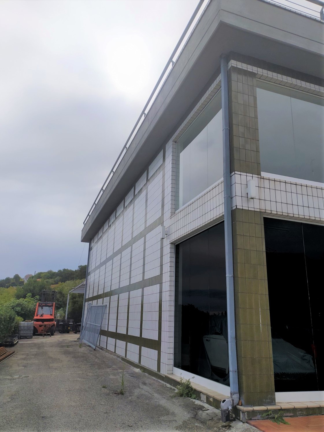 Capannone con terrazzi a Acquaviva Picena