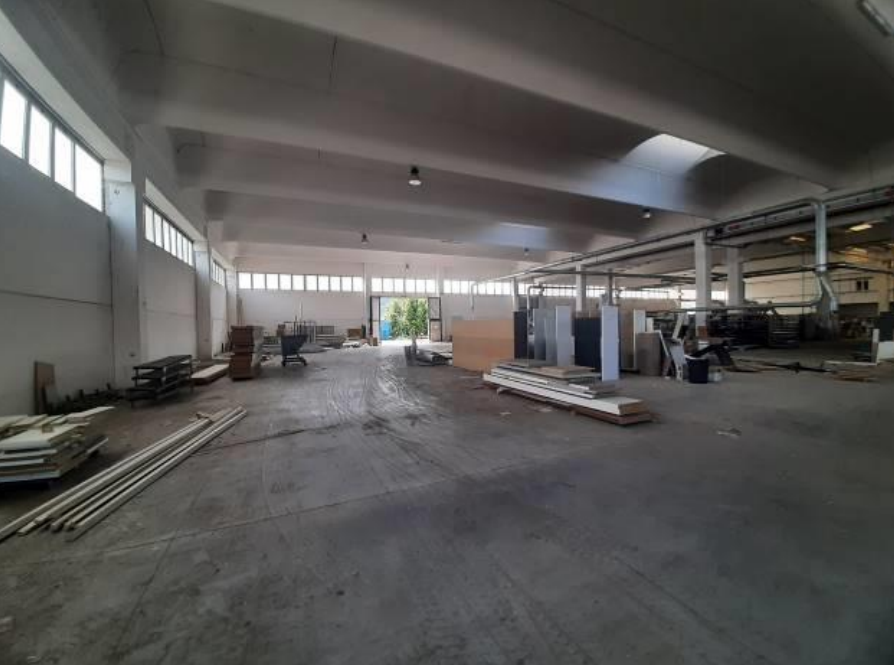 Capannone da ristrutturare in via dell'industria 5-7, Castelplanio