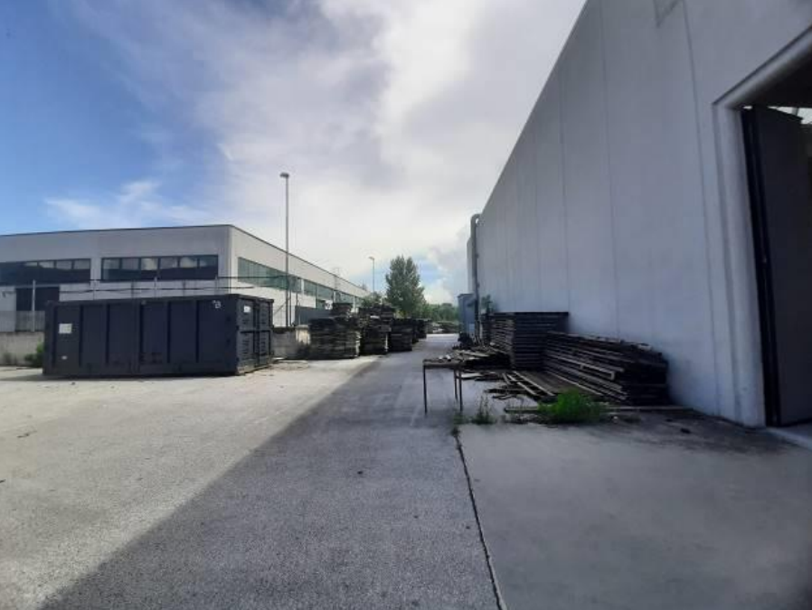 Capannone da ristrutturare in via dell'industria 5-7, Castelplanio