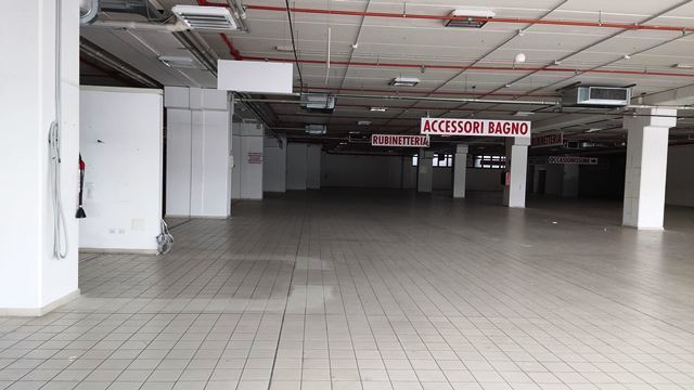 Locale commerciale da ristrutturare in via einaudi, Civitanova Marche