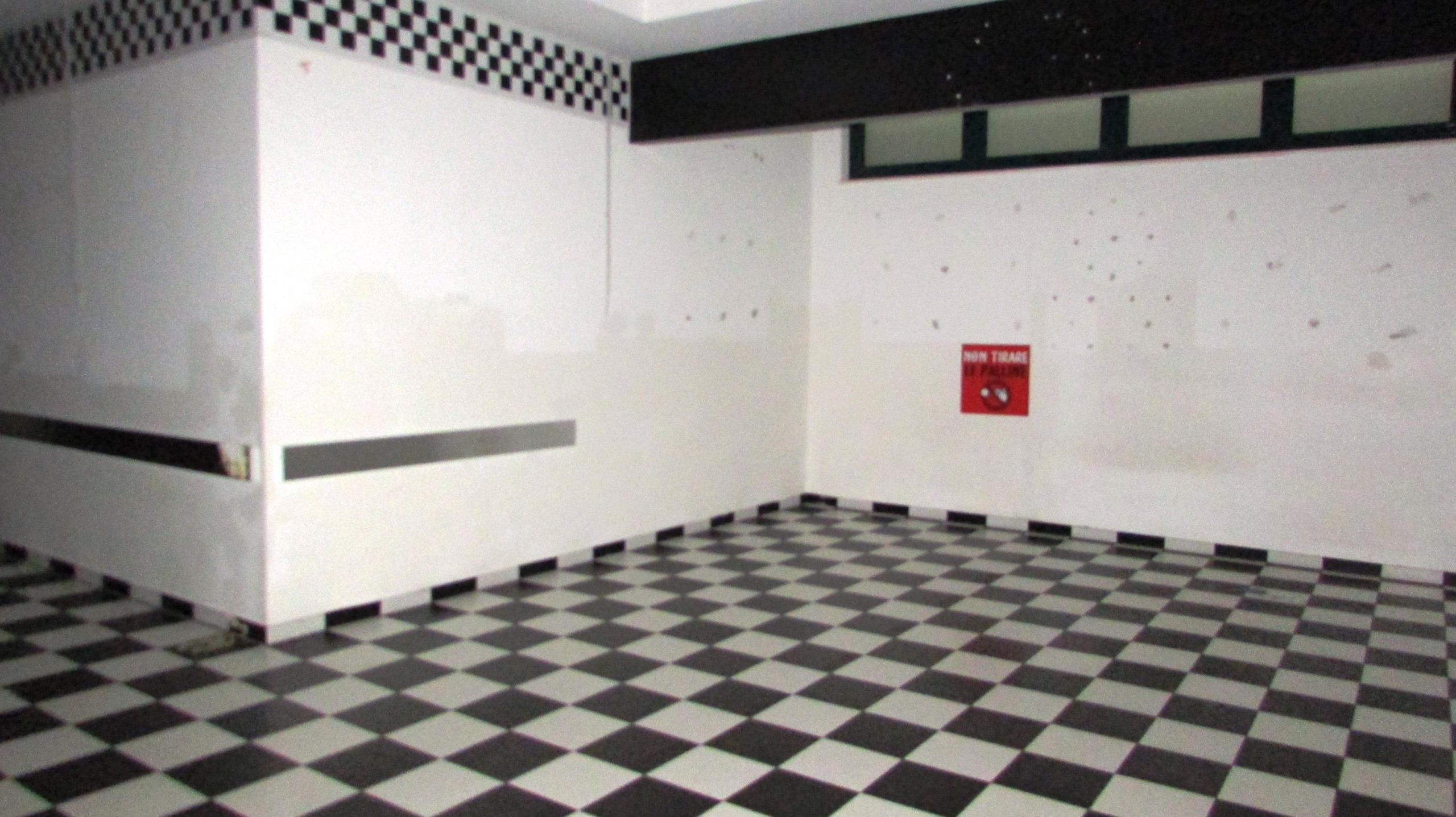 Locale commerciale da ristrutturare in via einaudi, Civitanova Marche