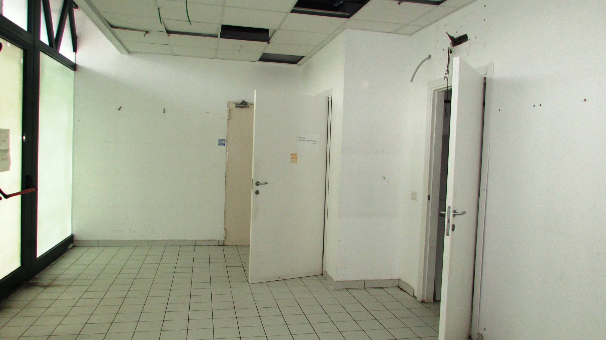 Locale commerciale da ristrutturare in via einaudi, Civitanova Marche