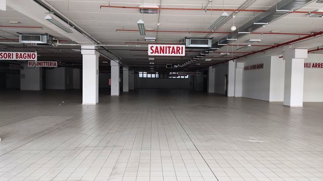 Locale commerciale da ristrutturare in via einaudi, Civitanova Marche