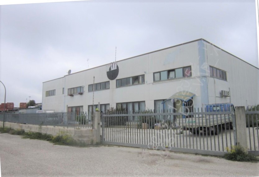 Capannone da ristrutturare in strada statale 17, Barisciano