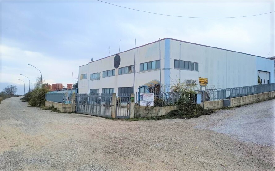 Capannone da ristrutturare in strada statale 17, Barisciano