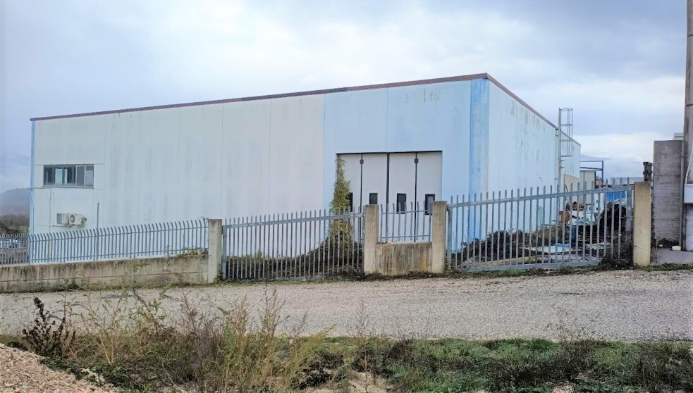 Capannone da ristrutturare in strada statale 17, Barisciano