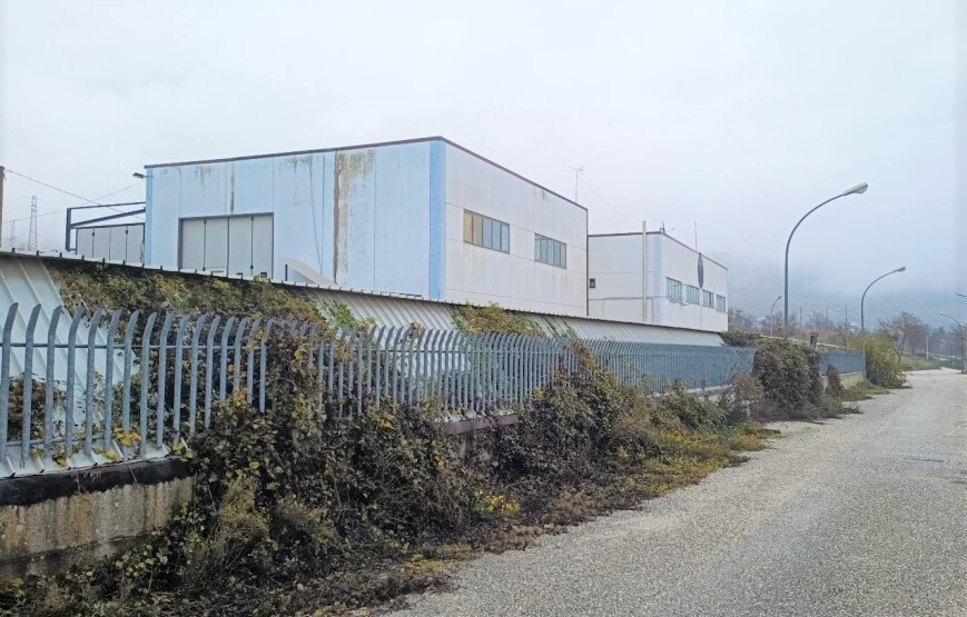 Capannone da ristrutturare in strada statale 17, Barisciano