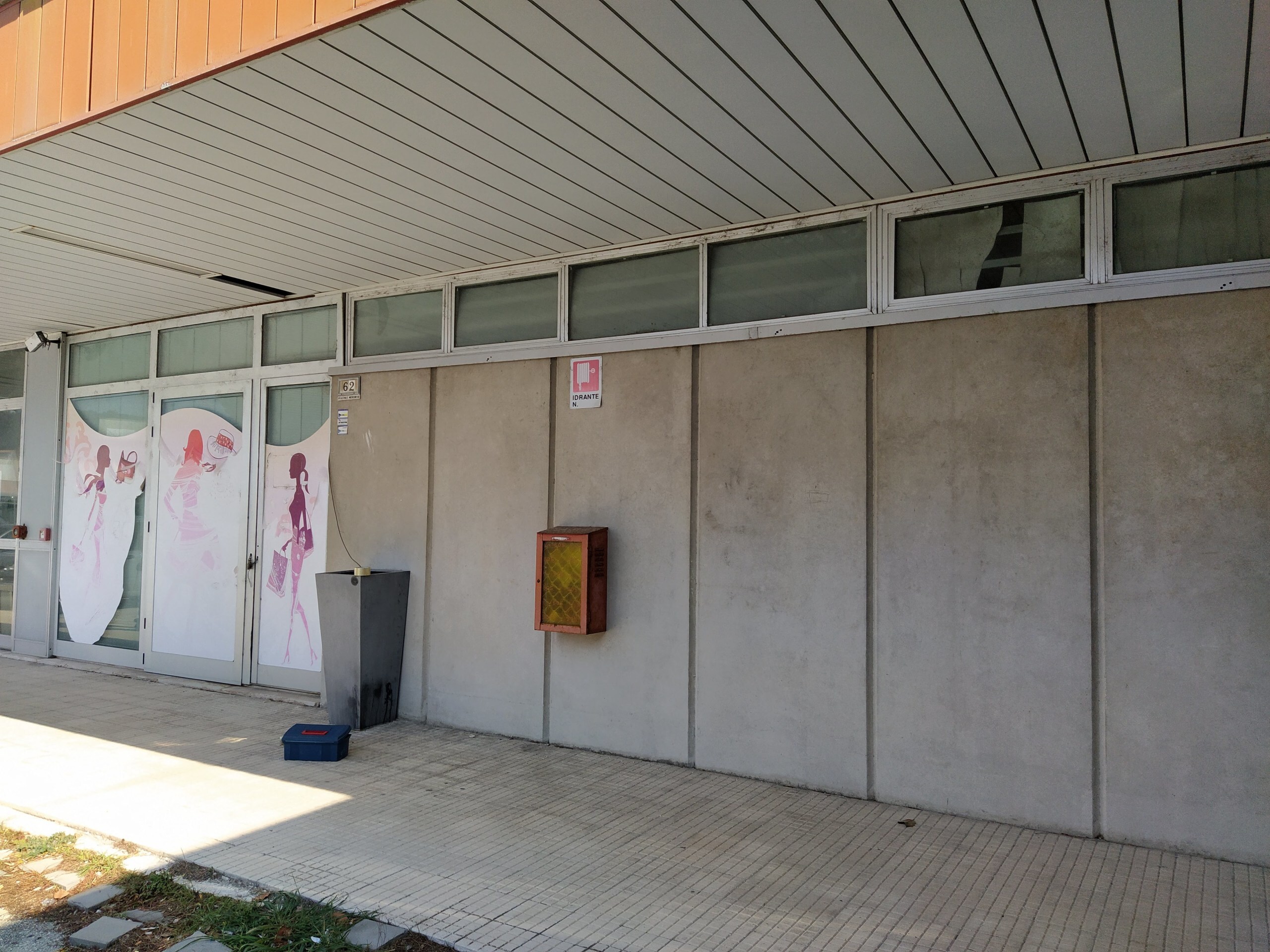 Locale commerciale da ristrutturare in piazzale mercurio, Macerata