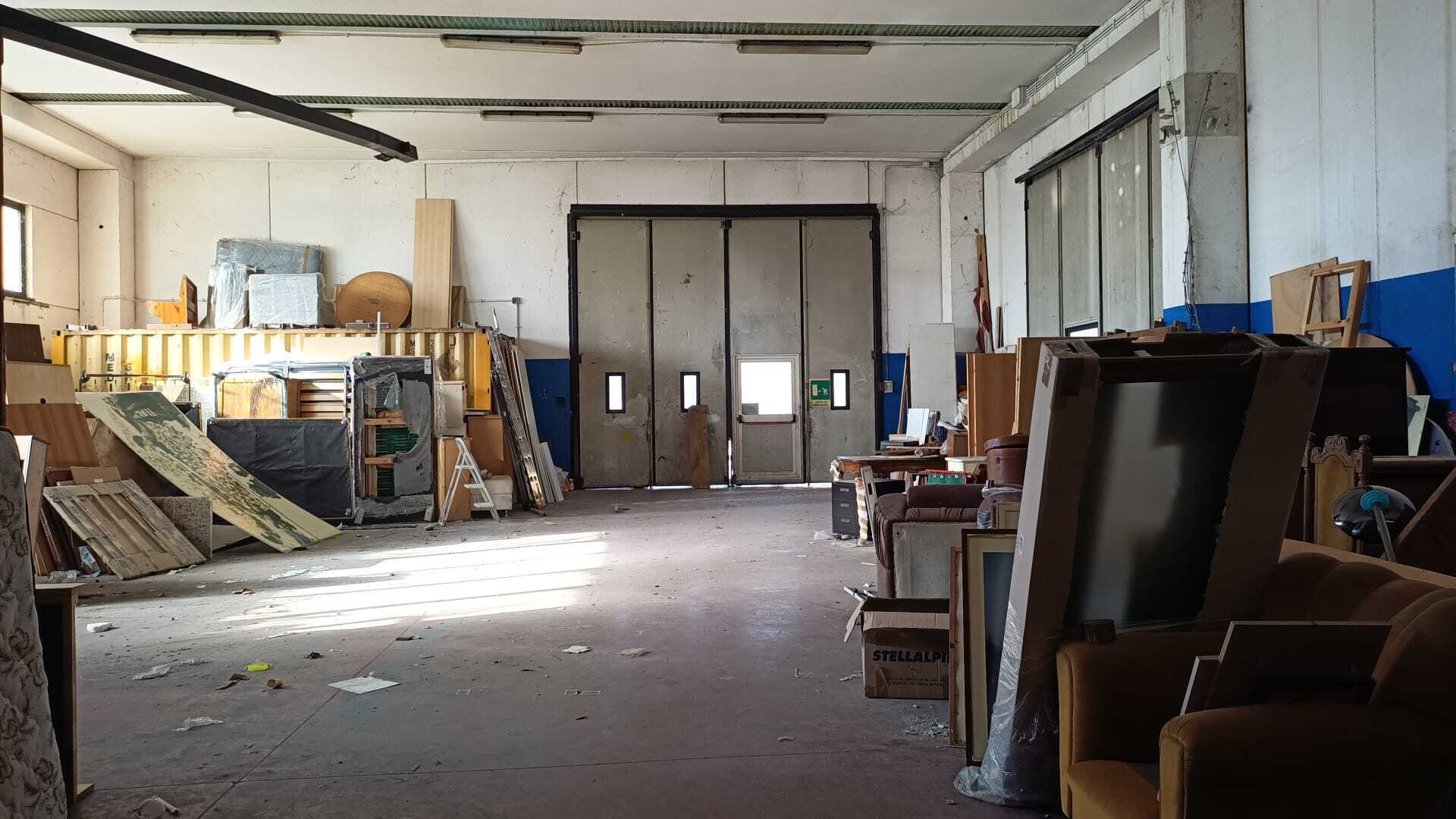 Capannone da ristrutturare in strada statale 17, Barisciano