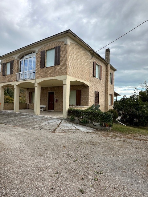 Casa indipendente con giardino a Carassai