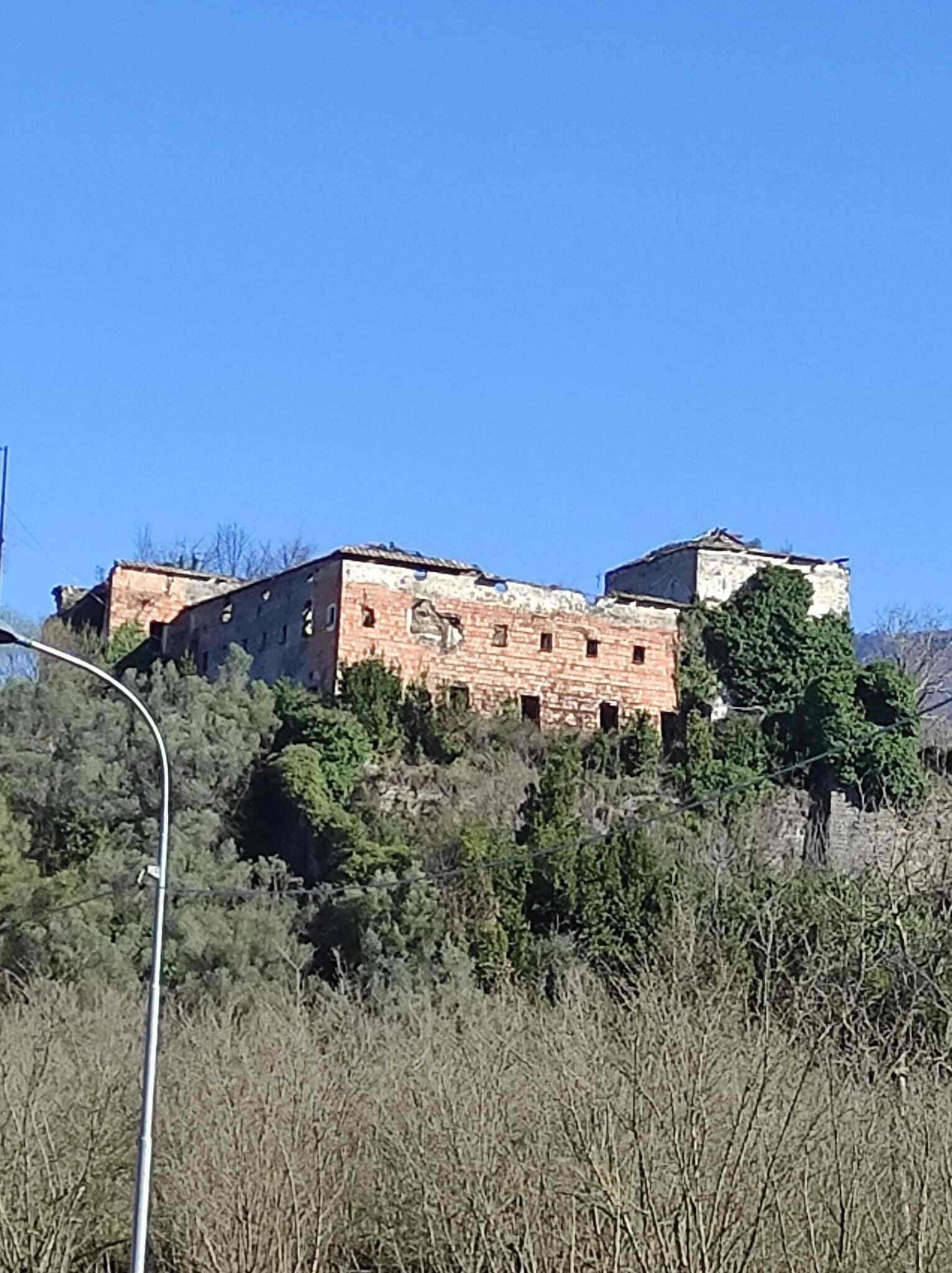 Stabile/Palazzo da ristrutturare a Fisciano