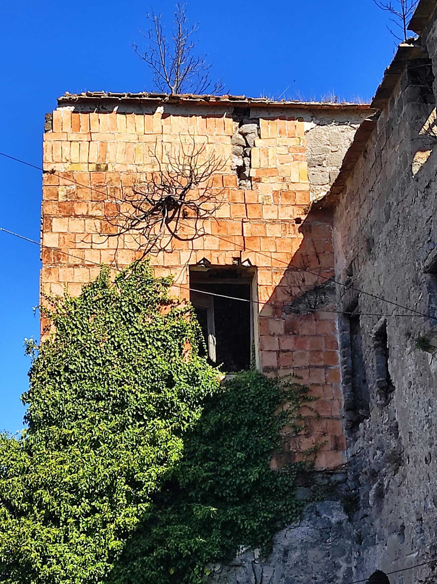 Stabile/Palazzo da ristrutturare a Fisciano