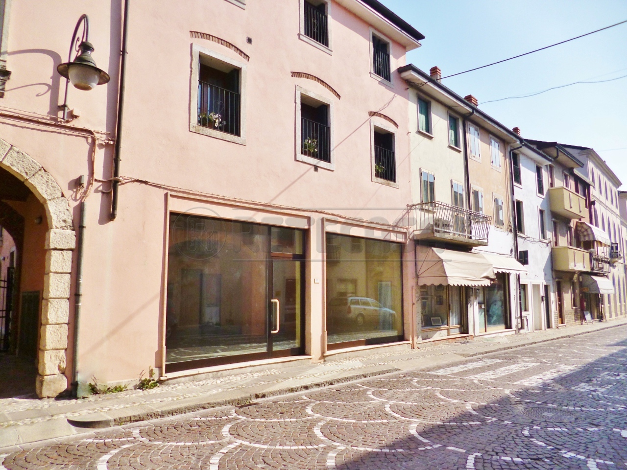 Locale commerciale in affitto, Montebello Vicentino centrale